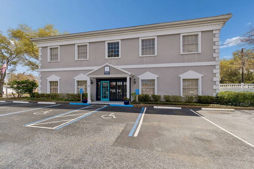 575 Indian Rocks Rd N, Belleair Bluffs, FL à louer - Photo du bâtiment - Image 3 de 35