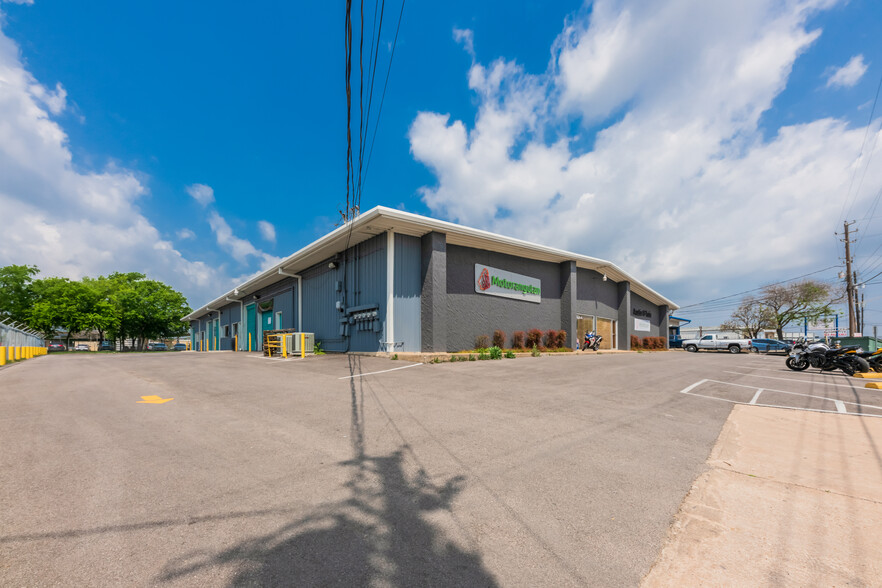 3924 Woodbury Dr, Austin, TX for lease - Building Photo - Image 1 of 9