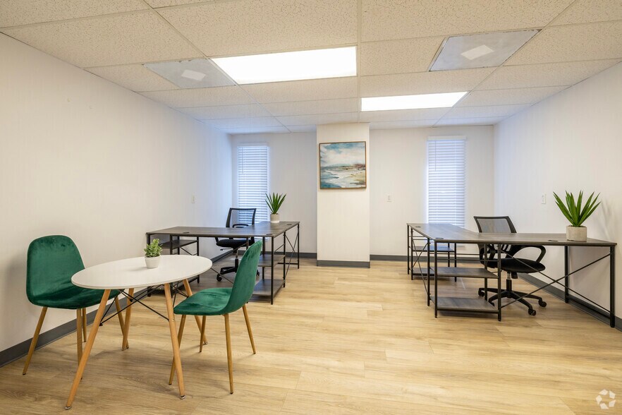 5925 E Dr Martin Luther King Jr Blvd, Tampa, FL à louer - Photo du bâtiment - Image 3 de 12