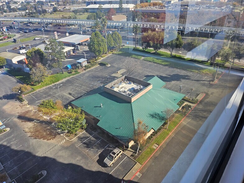 405 Hegenberger Rd, Oakland, CA à louer - Photo du bâtiment - Image 2 de 5