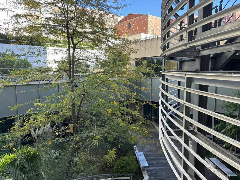 Office in Marseille for lease - Building Photo - Image 1 of 10