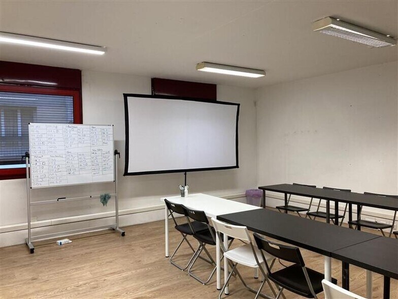 Office in Lyon for lease - Interior Photo - Image 2 of 6