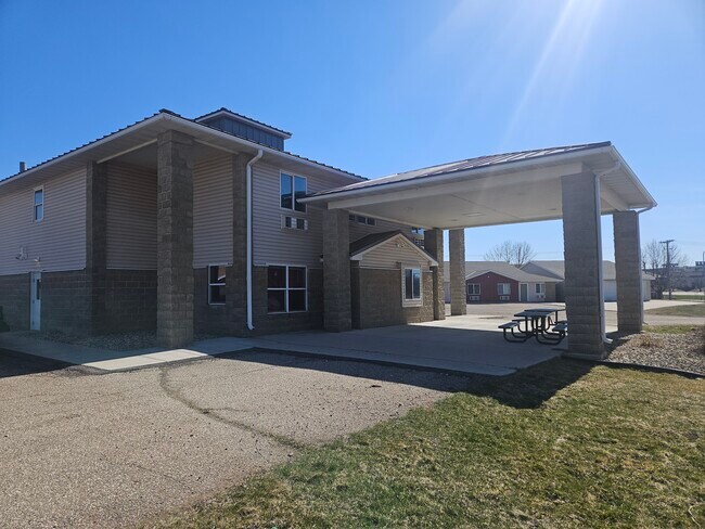 More details for 1955 1st Ave N, Windom, MN - Hospitality for Sale