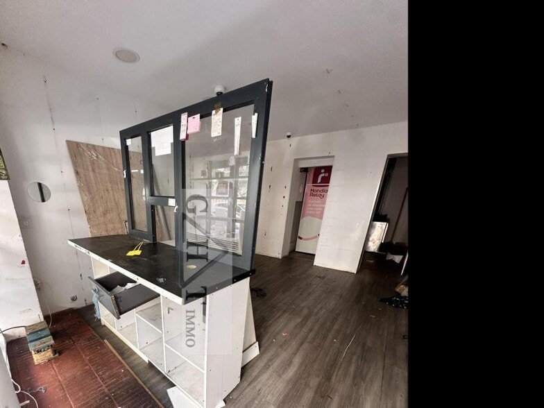 Retail in Alfortville for lease - Interior Photo - Image 1 of 3