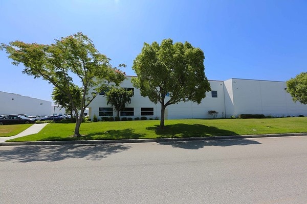 24834 Avenue Rockefeller, Valencia, CA à louer - Photo du bâtiment - Image 3 de 9