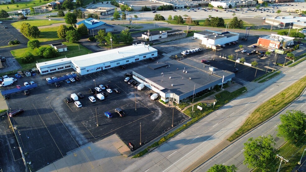 520 W Kimberly Rd, Davenport, IA for sale - Building Photo - Image 1 of 15