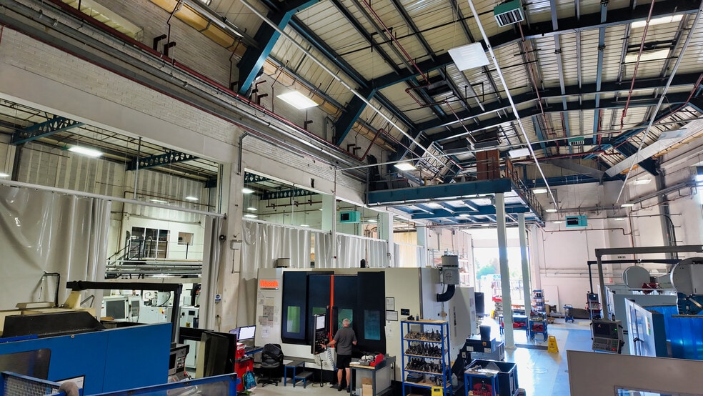 Units F & H Staverton Technology Park portfolio of 2 properties for sale on LoopNet.ca - Interior Photo - Image 3 of 7