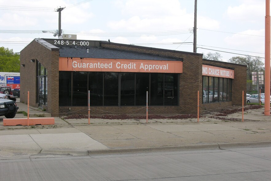 877 E Eight Mile Rd, Hazel Park, MI à louer - Photo du bâtiment - Image 3 de 3