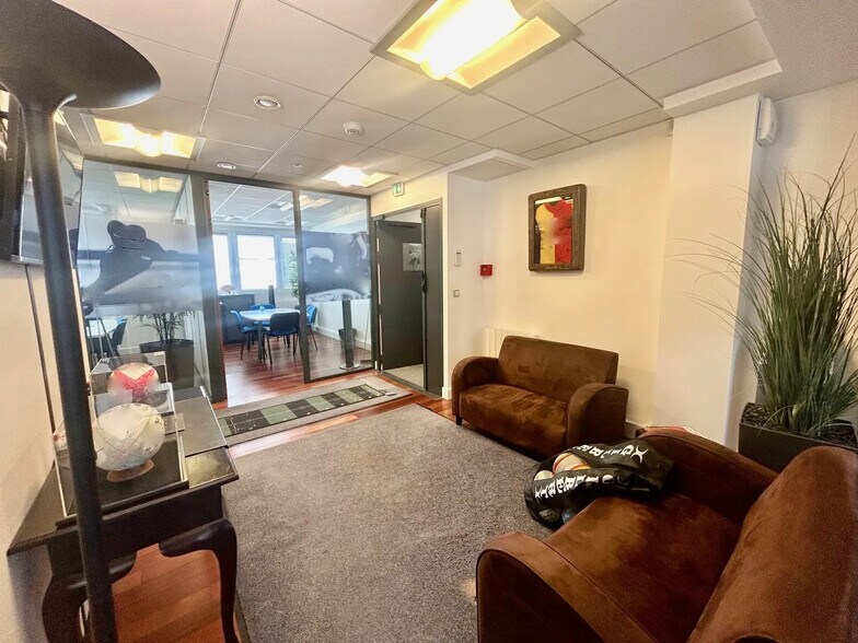 Bureau dans Bussy-Saint-Georges à vendre - Photo du bâtiment - Image 3 de 15