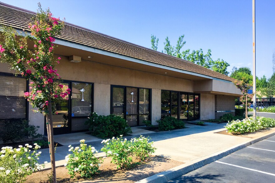 7335 N 1st St, Fresno, CA à louer - Photo principale - Image 1 de 1