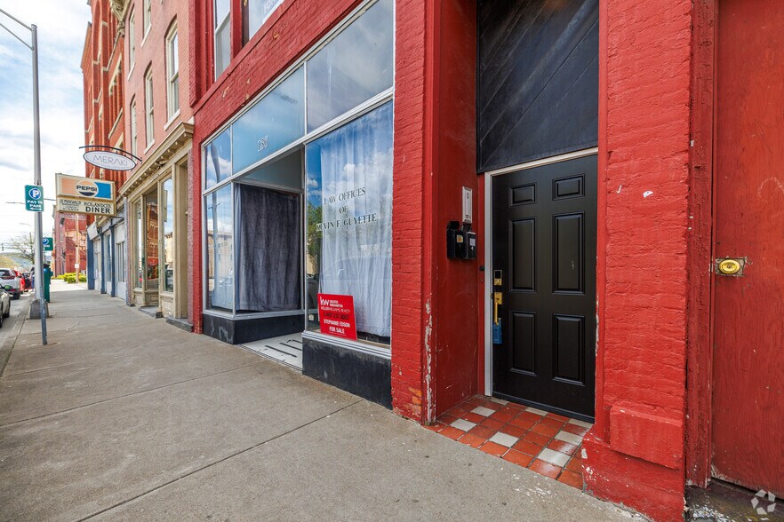 136 Court St, Binghamton, NY à vendre - Photo du bâtiment - Image 3 de 58