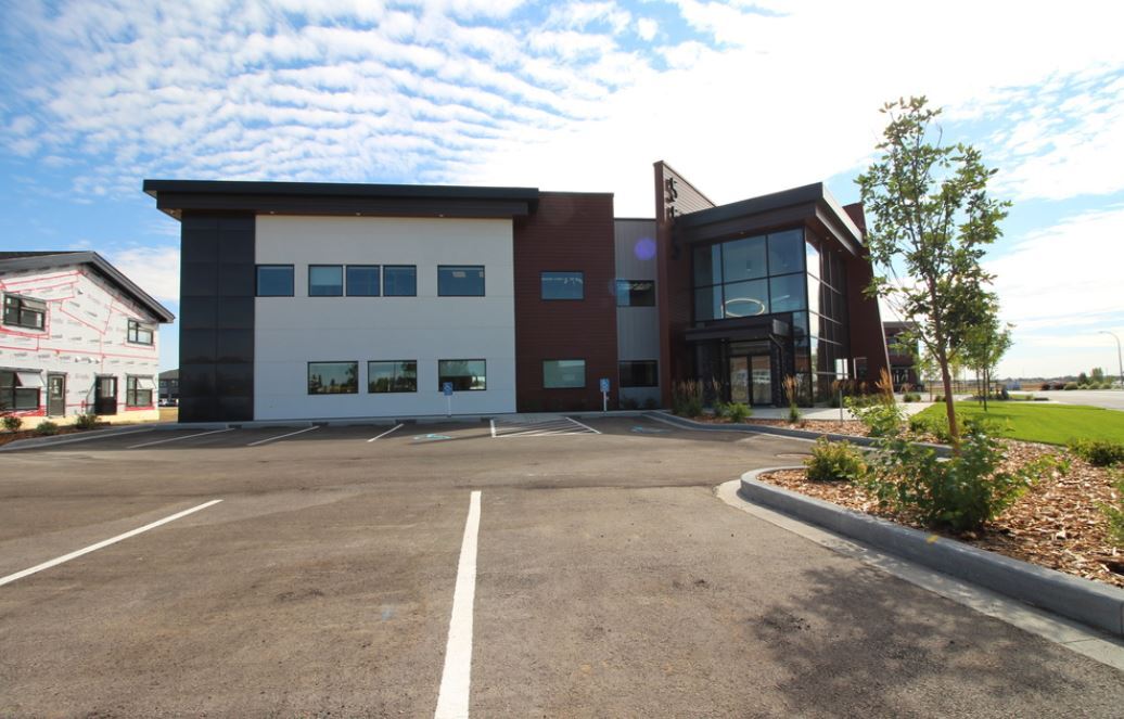 555 Wt Hill Blvd S, Lethbridge, AB for sale Primary Photo- Image 1 of 1