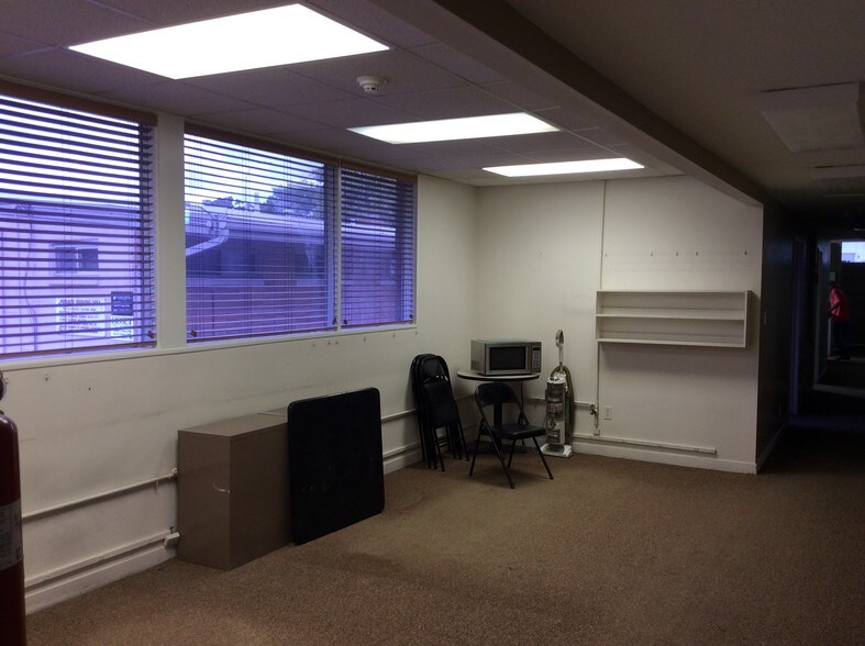 243 Southbound Gratiot Ave, Mount Clemens, MI for lease - Interior Photo - Image 2 of 23