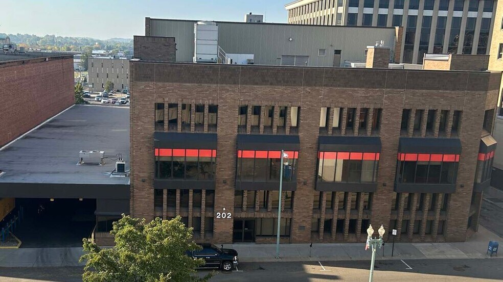 202 2nd St NE, Canton, OH à vendre - Photo du bâtiment - Image 3 de 15