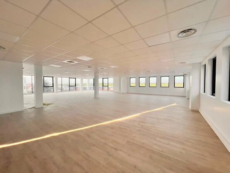 Office in Plaisir for lease - Interior Photo - Image 3 of 6