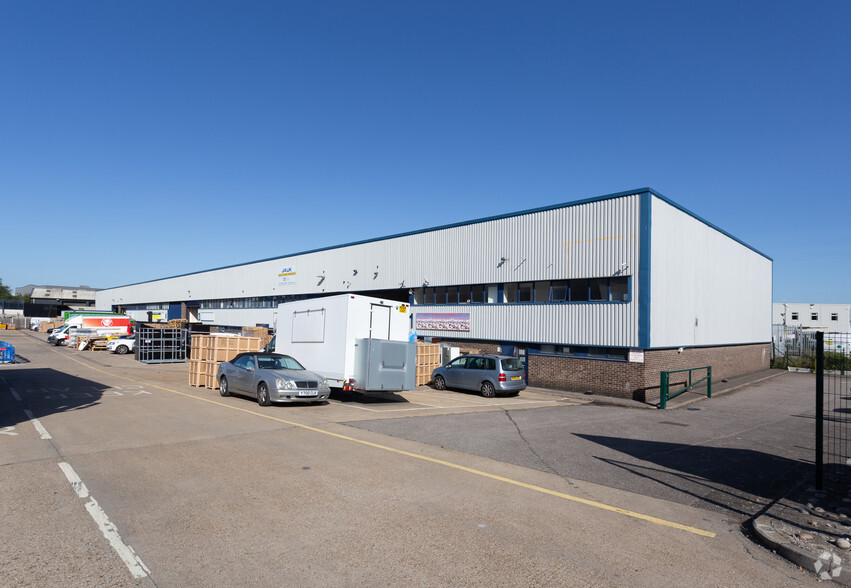 Hovefields Ave, Basildon for lease - Primary Photo - Image 1 of 10