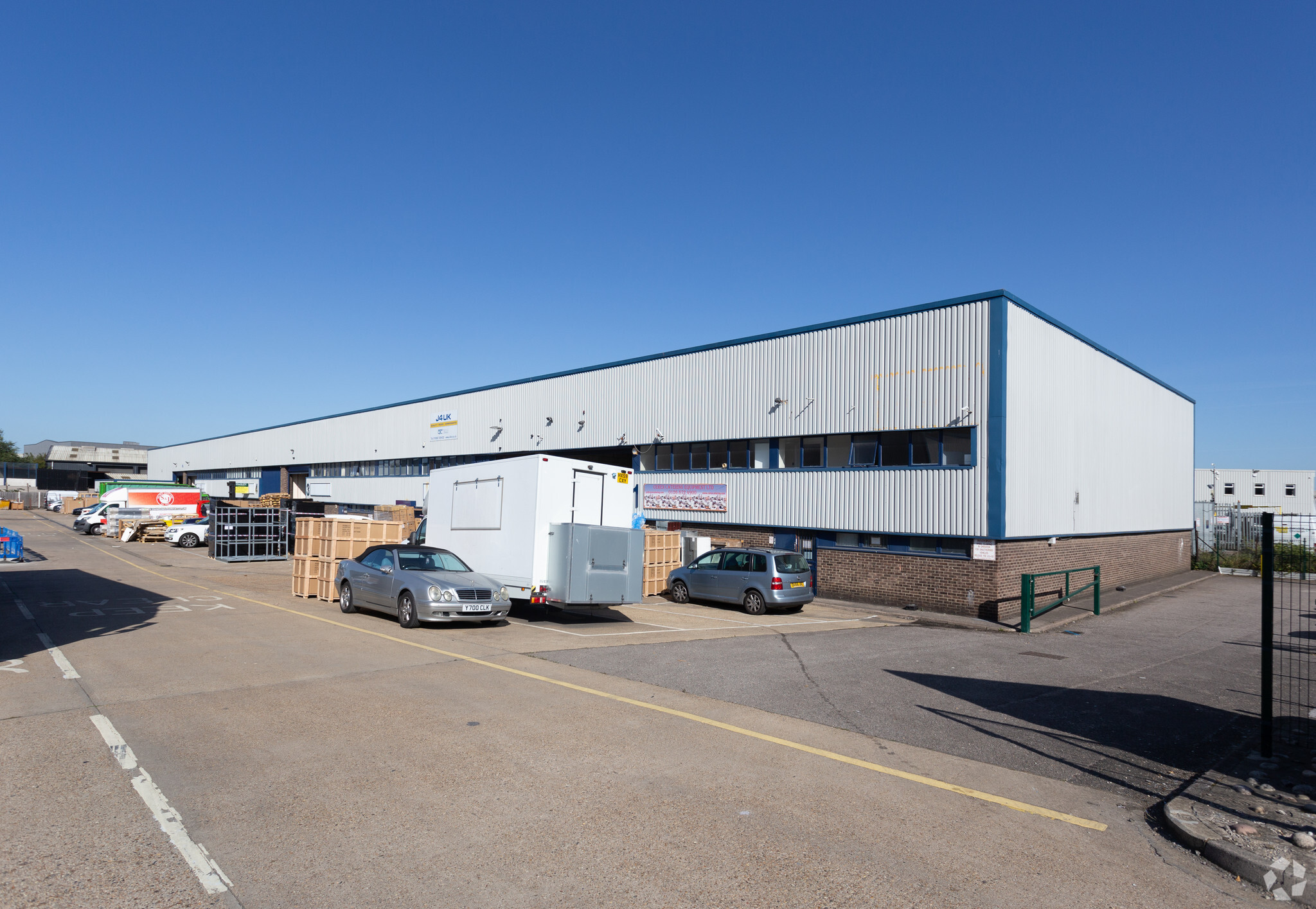 Hovefields Ave, Basildon for lease Primary Photo- Image 1 of 11