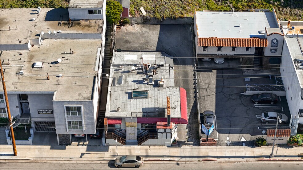 8404 Pershing Dr, Playa Del Rey, CA à vendre - Photo du bâtiment - Image 3 de 11