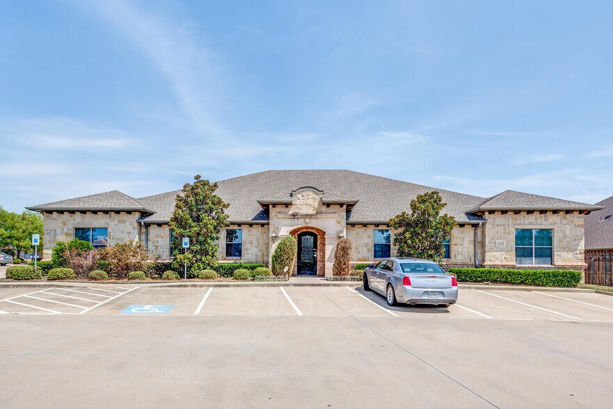8209 Mid Cities Blvd, North Richland Hills, TX à louer - Photo du bâtiment - Image 1 de 8