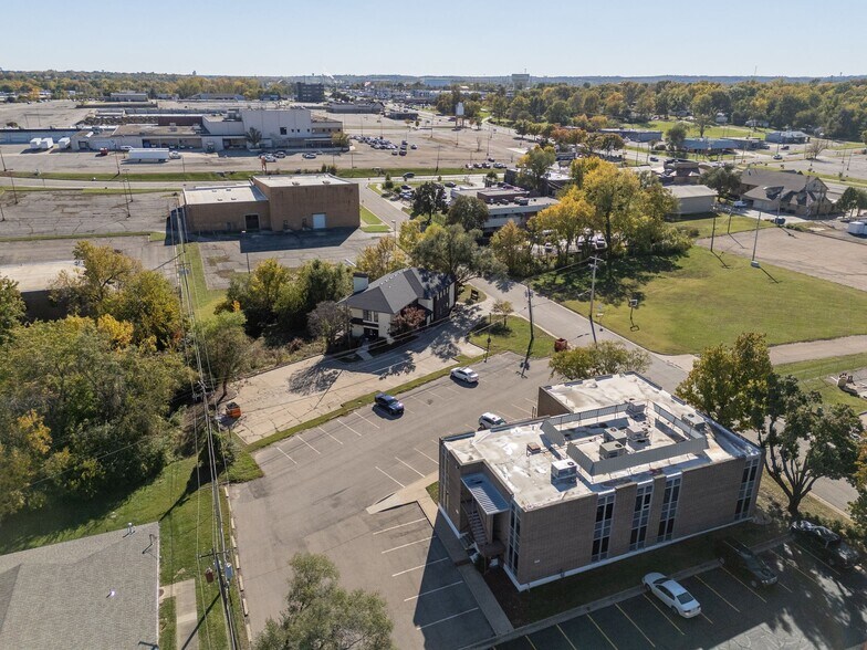 3320 Sw Harrison St, Topeka, KS à vendre - Photo du bâtiment - Image 2 de 38