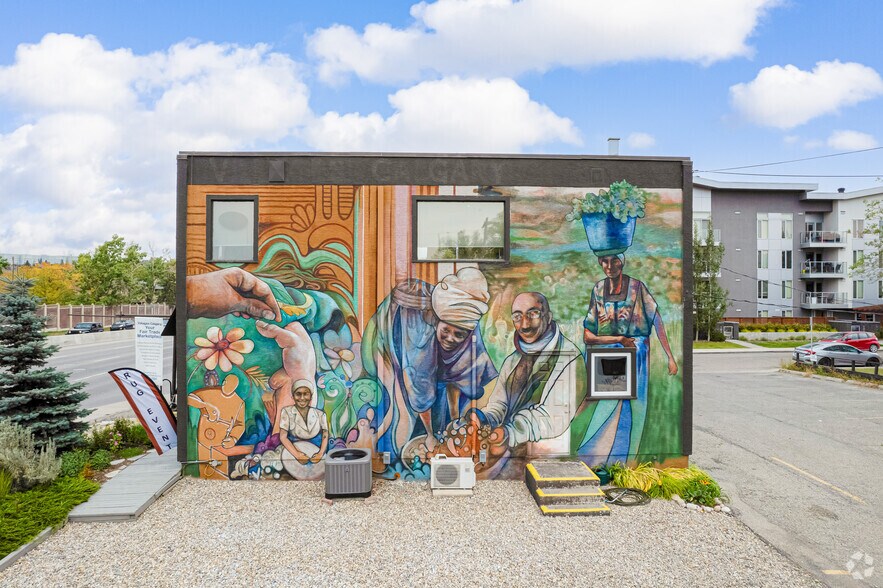 218 Crowchild Trl NW, Calgary, AB à vendre - Photo du bâtiment - Image 2 de 5