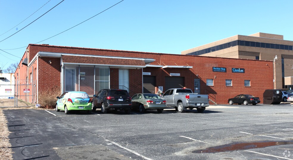 1039 Westside Dr, Greensboro, NC à louer - Photo du bâtiment - Image 2 de 2