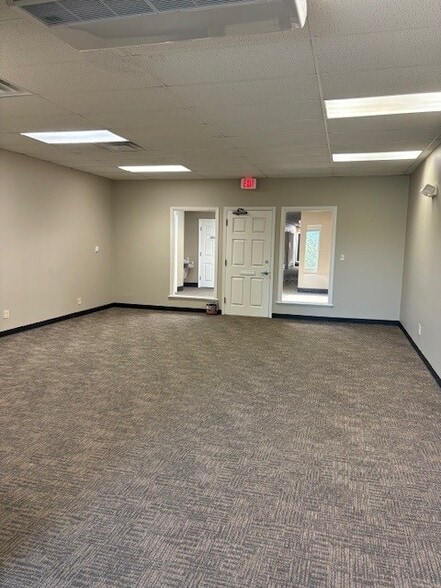 15301 W 87th Street Pky, Lenexa, KS for lease - Building Photo - Image 2 of 7
