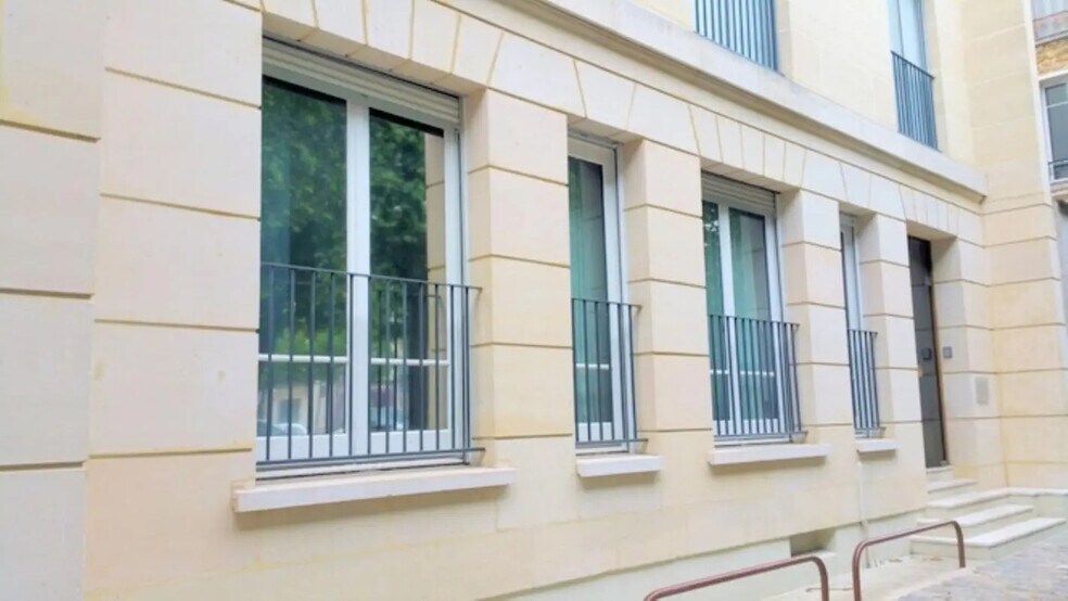 Office in Versailles for lease - Building Photo - Image 1 of 7