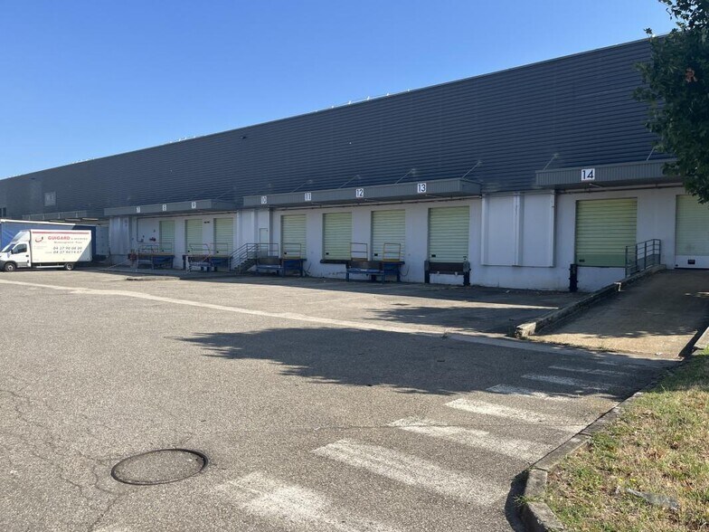 Flex dans Vénissieux à louer - Photo du bâtiment - Image 3 de 12