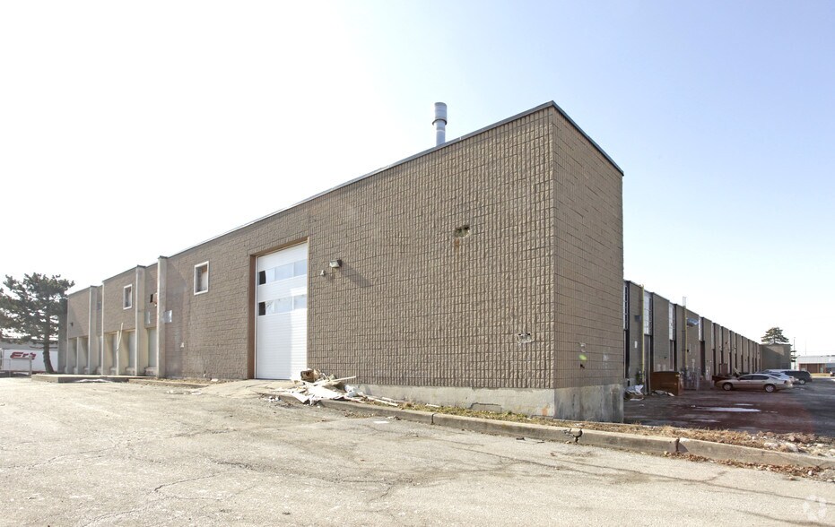 397 Humberline Dr, Toronto, ON à vendre - Photo du bâtiment - Image 2 de 2