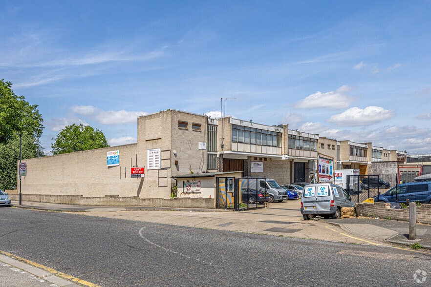 Felixstowe Rd, Londres à louer - Photo du bâtiment - Image 2 de 8