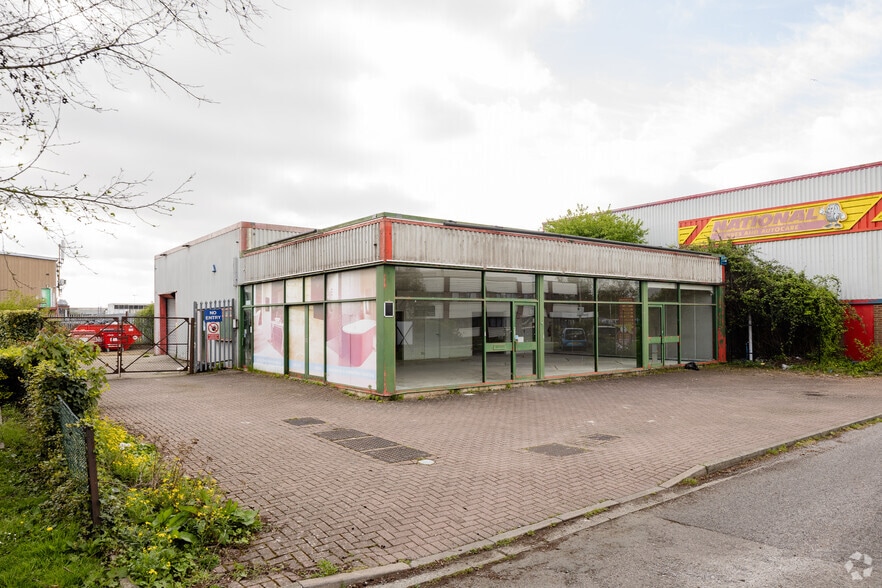 Broadfields, Aylesbury for lease - Primary Photo - Image 1 of 2
