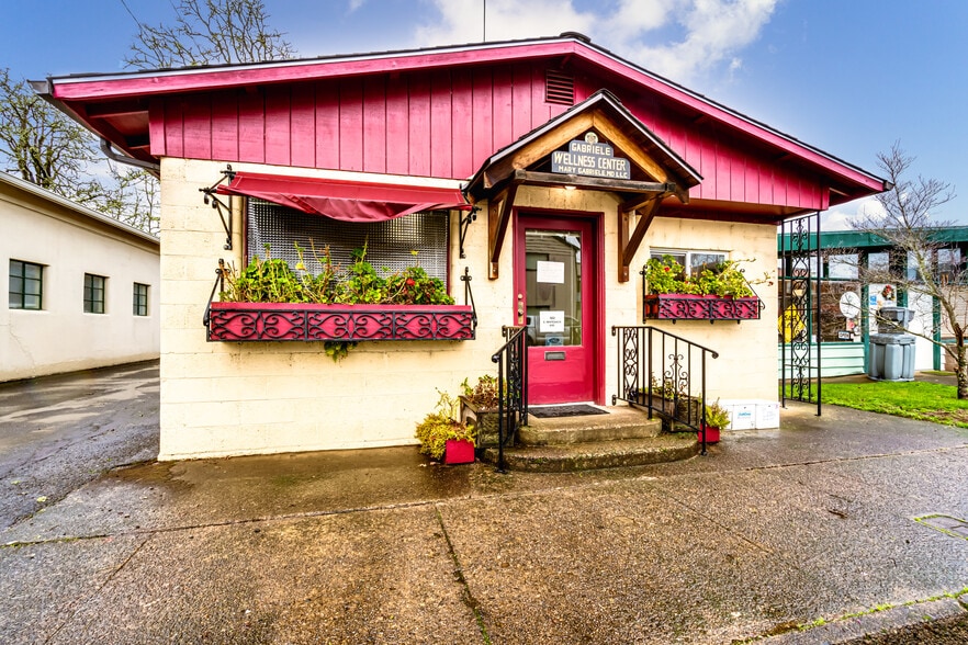 502 E Whiteaker Ave, Cottage Grove, OR for sale - Building Photo - Image 2 of 12