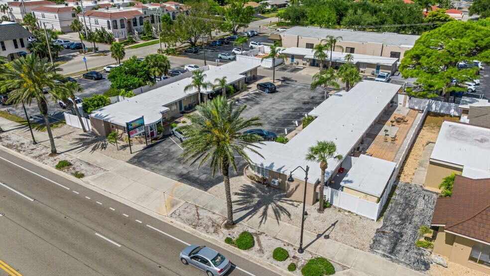 340 Tamiami Trl S, Venice, FL à vendre - Photo du bâtiment - Image 1 de 26