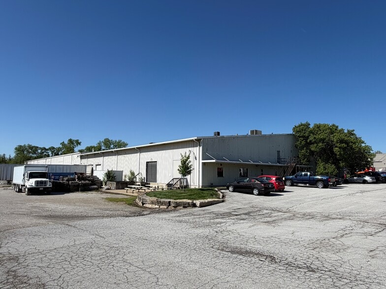 3330 S Outer Rd E, Grain Valley, MO à vendre - Photo du bâtiment - Image 2 de 7