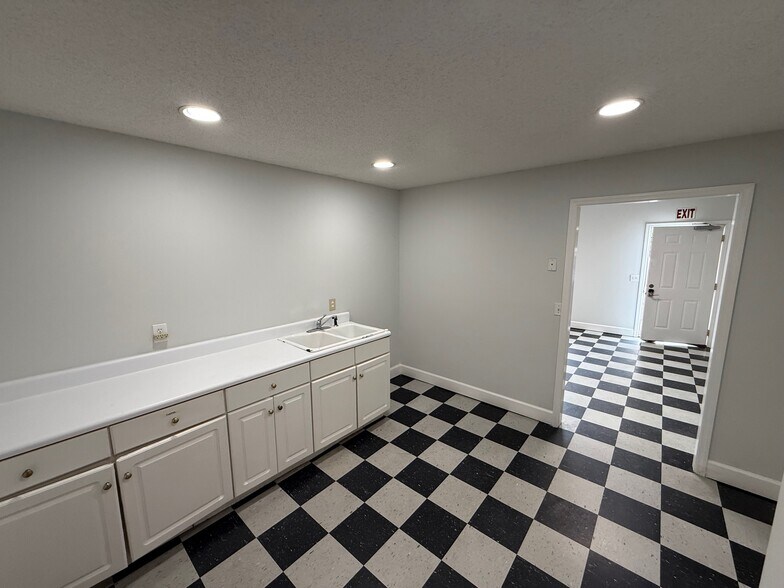 2124 Frederick Rd, Opelika, AL à louer - Photo du bâtiment - Image 3 de 12