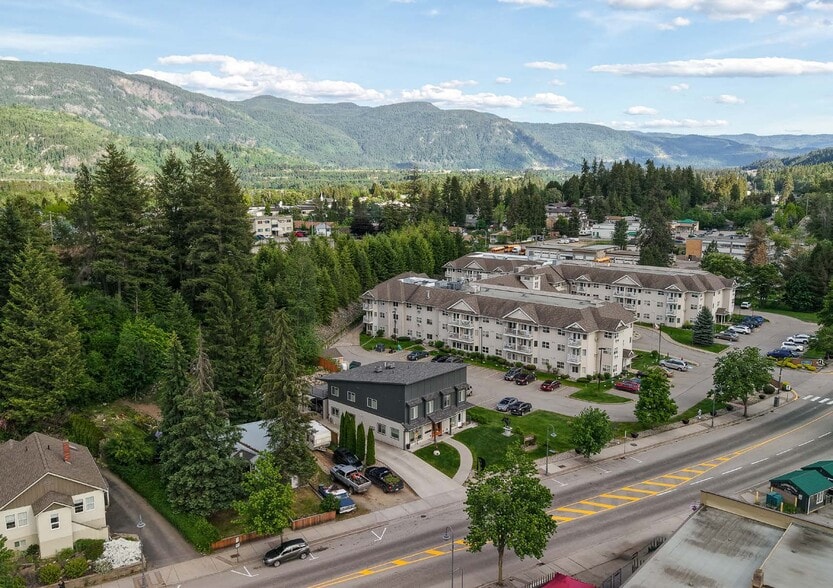 495 Columbia Av, Castlegar, BC à vendre - Aérien - Image 2 de 2