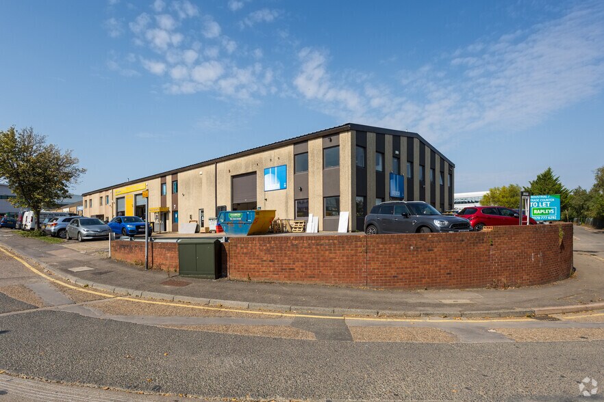 6-8 Midleton Industrial Estate, Guildford à louer - Photo du bâtiment - Image 2 de 2