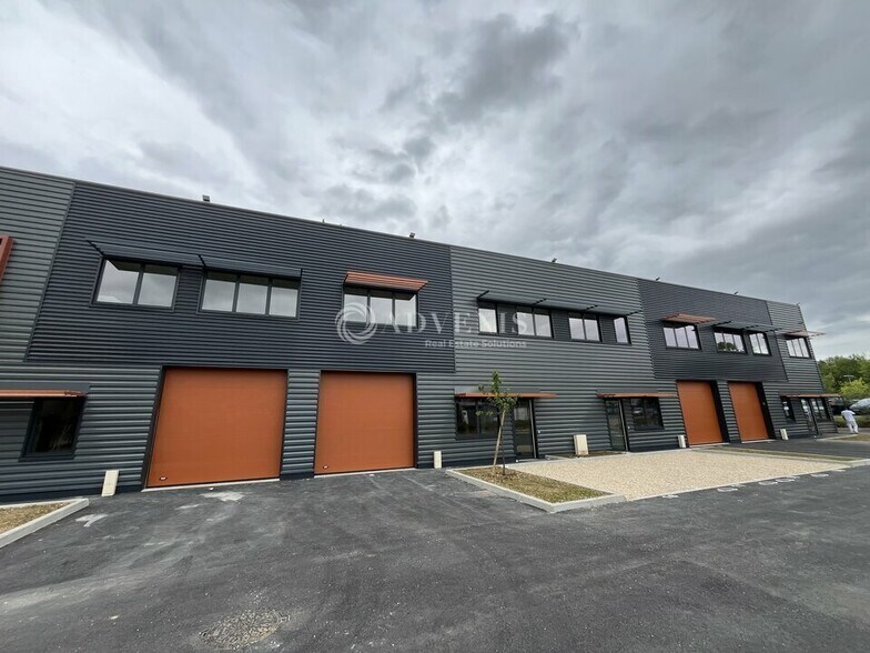 Local d'activités dans Buc à vendre - Photo du bâtiment - Image 2 de 6