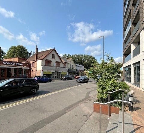 131 High St, Staines à louer - Photo du bâtiment - Image 2 de 4