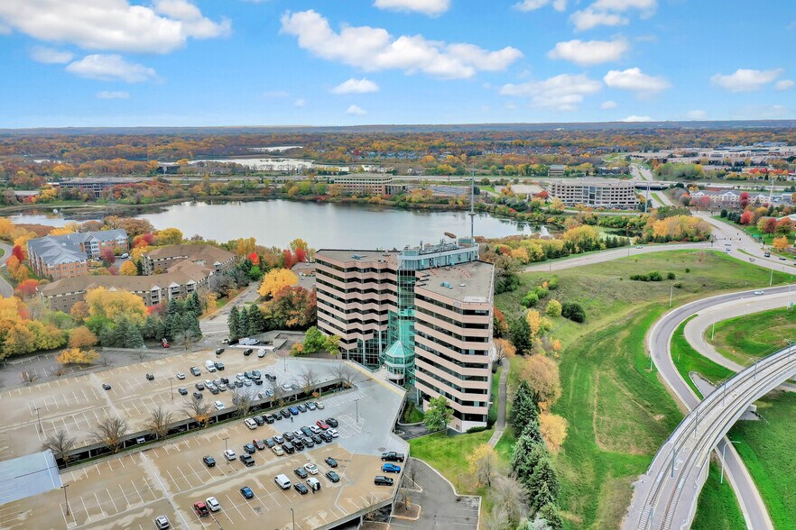 7500 Flying Cloud Dr, Eden Prairie, MN à louer - Photo du bâtiment - Image 2 de 12