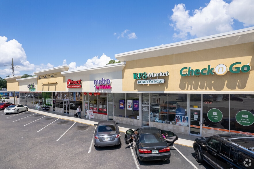 5839-5909 University Blvd W, Jacksonville, FL for lease - Primary Photo - Image 1 of 8