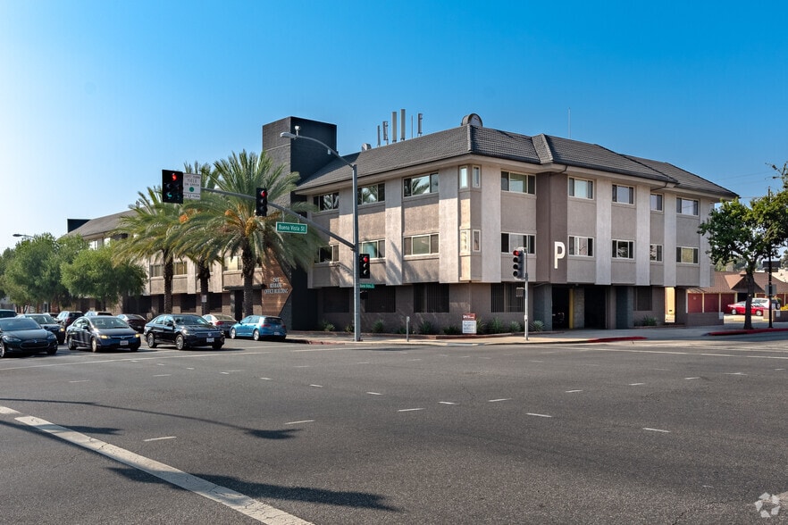 2501 W Burbank Blvd, Burbank, CA à louer - Photo du bâtiment - Image 3 de 6