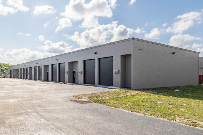 Plus de détails pour 13815-13831 SW 139th Ct, Miami, FL - Industriel à louer