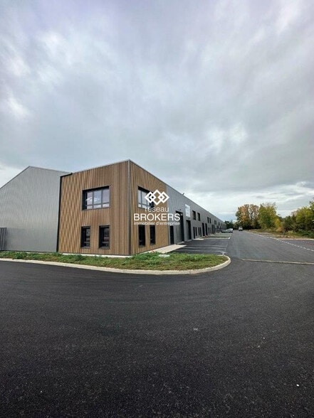 Flex in Bourgoin-Jallieu for lease - Building Photo - Image 2 of 17