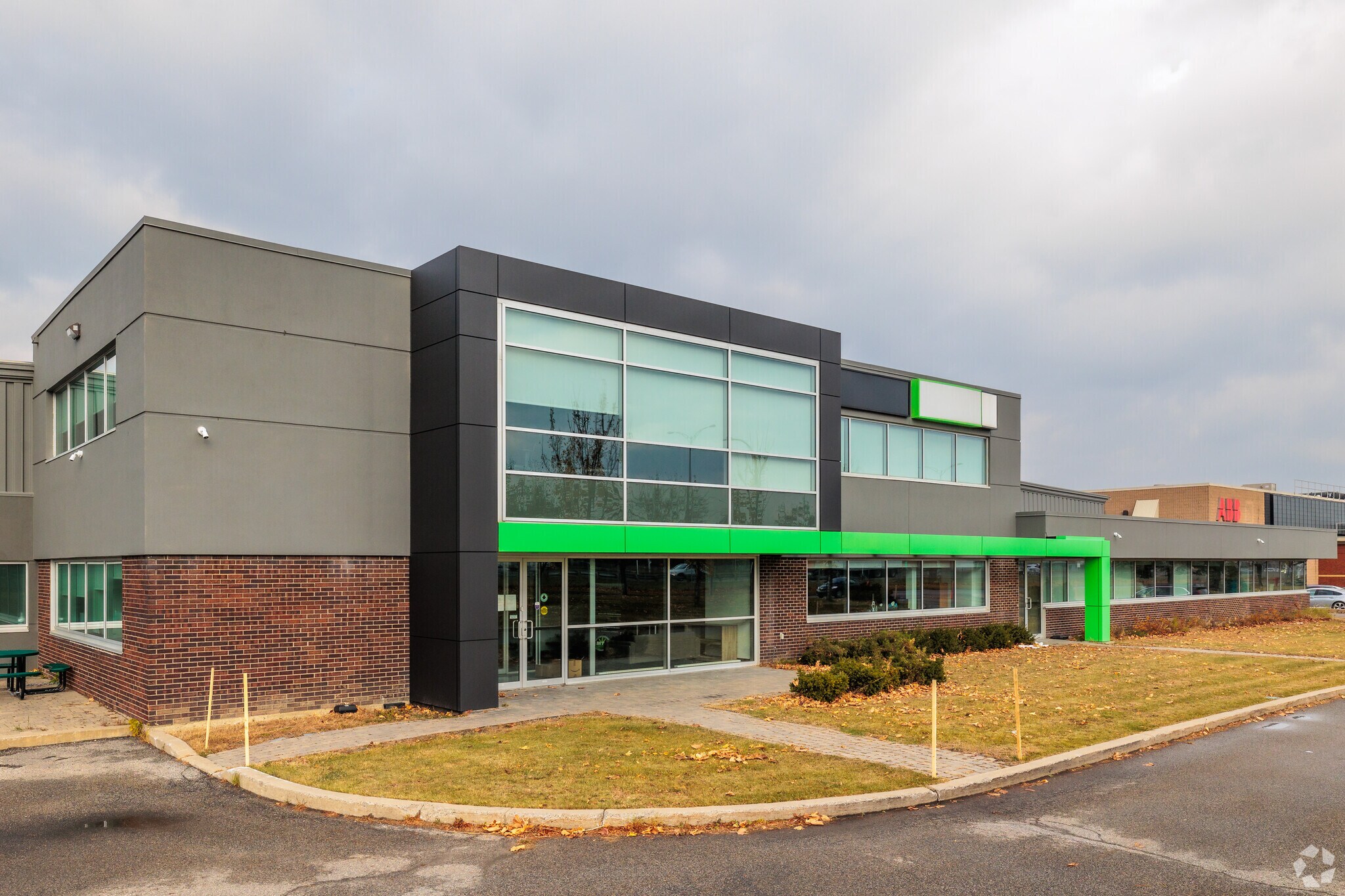 4225 Aut Transcanadienne, Pointe-claire, QC à vendre Photo principale- Image 1 de 1