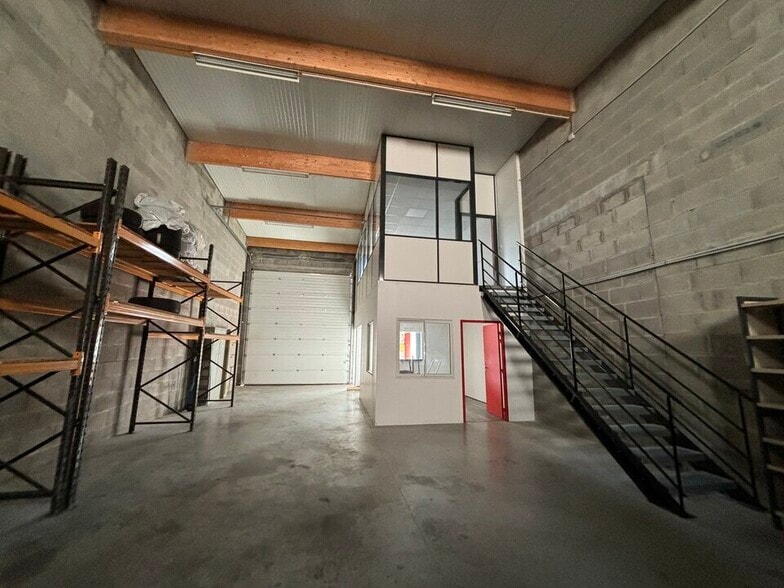 Flex in Saint-Laurent-de-Mure for lease - Interior Photo - Image 3 of 12