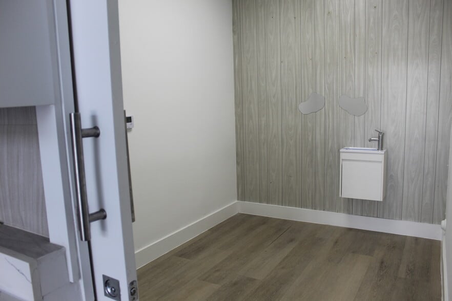 10887-10891 NW 17th St, Miami, FL for lease - Interior Photo - Image 3 of 16