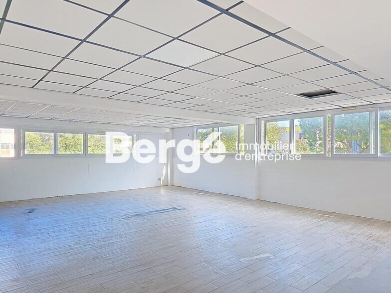 Office in Cannes for sale - Interior Photo - Image 1 of 11