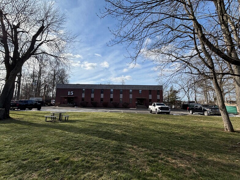 15 Oak Rd, Fairfield, NJ à louer - Photo du bâtiment - Image 3 de 14